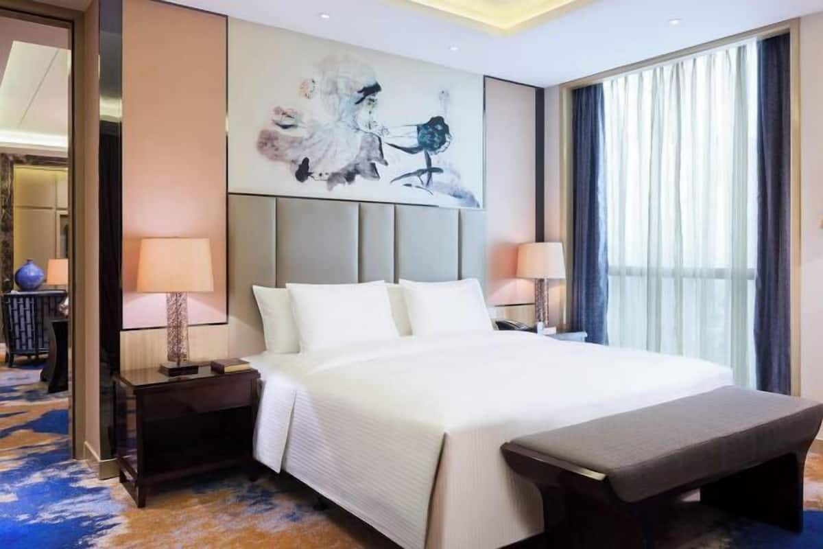 Bộ đồ giường cao cấp, chăn bông, minibar, két bảo mật tại phòng