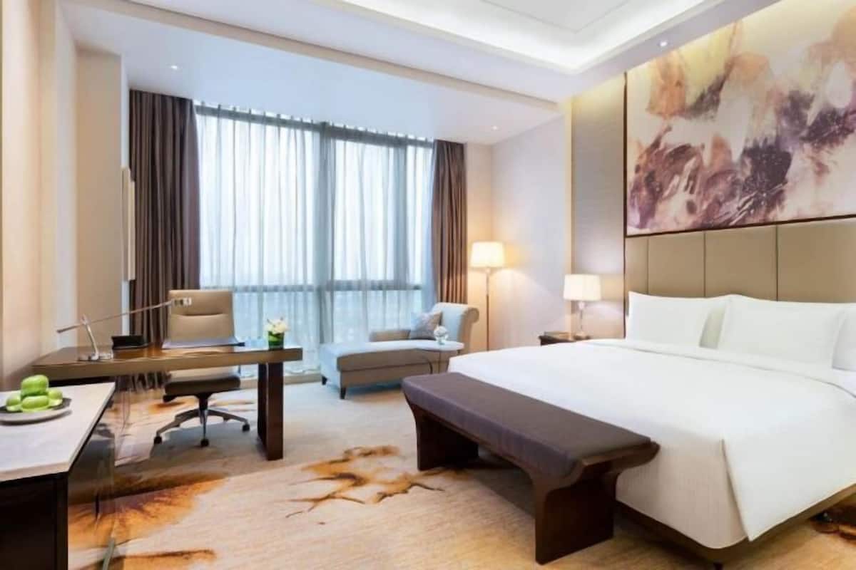 Premium bedding, down duvets, minibar, in-room safe