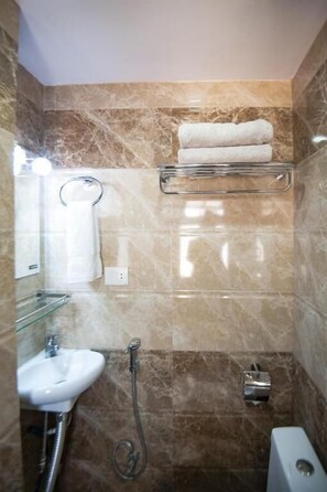 Shower, free toiletries, slippers, towels - Be Here Now Guest House (Kathmandu)
