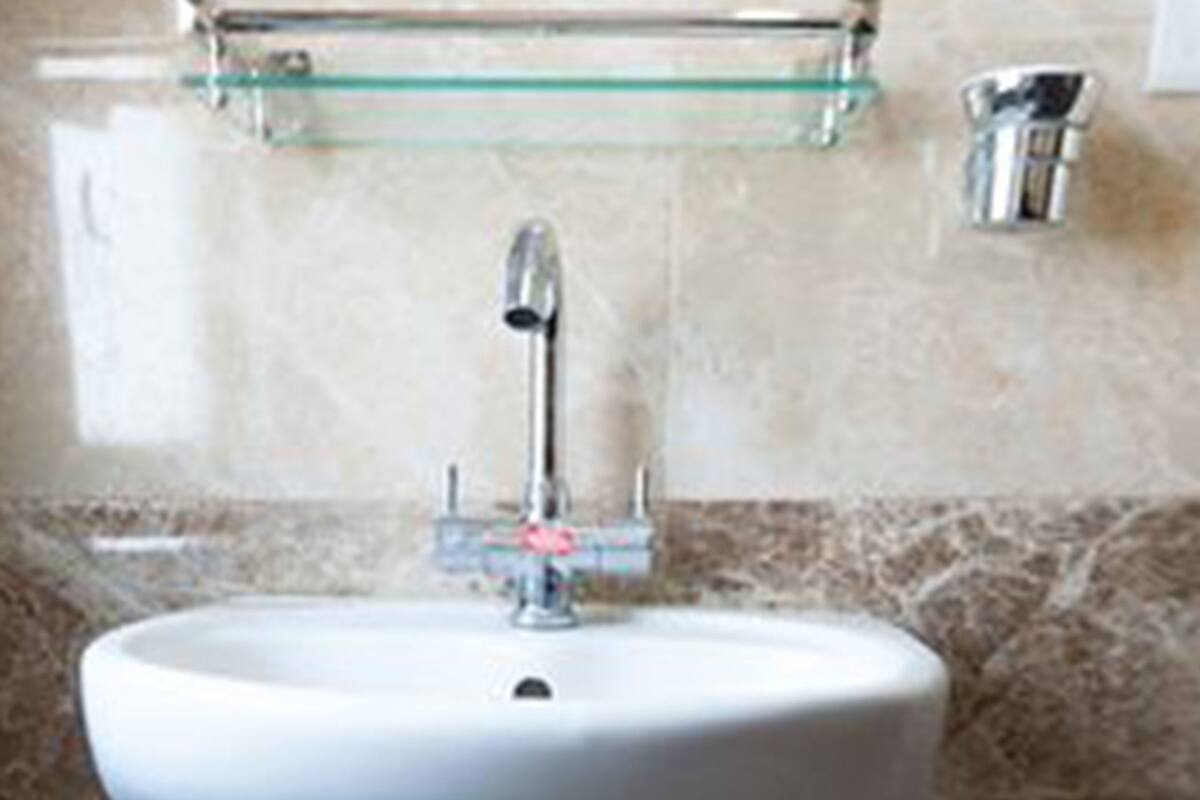 Deluxe Room, 1 Queen Bed | Bathroom | Shower, free toiletries, slippers, towels