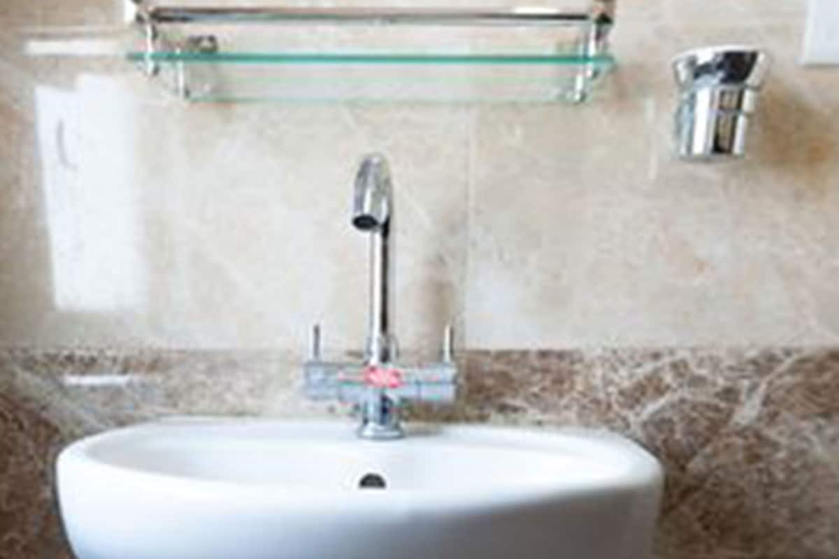 Chambre Deluxe, 1 grand lit | Salle de bain | Douche, articles de toilette gratuits, chaussons, serviettes fournies