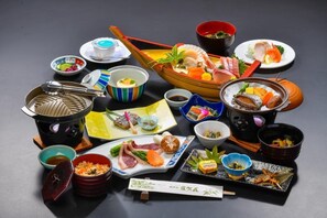 Variedad de platos japoneses dispuestos sobre una mesa.