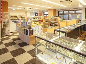 A jewelry store with glass display cases and shelves of items. - Ryokan Hotel Ragaso (Tanohata)