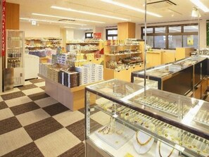 A jewelry store with glass display cases and shelves of items. - Ryokan Hotel Ragaso (Tanohata)