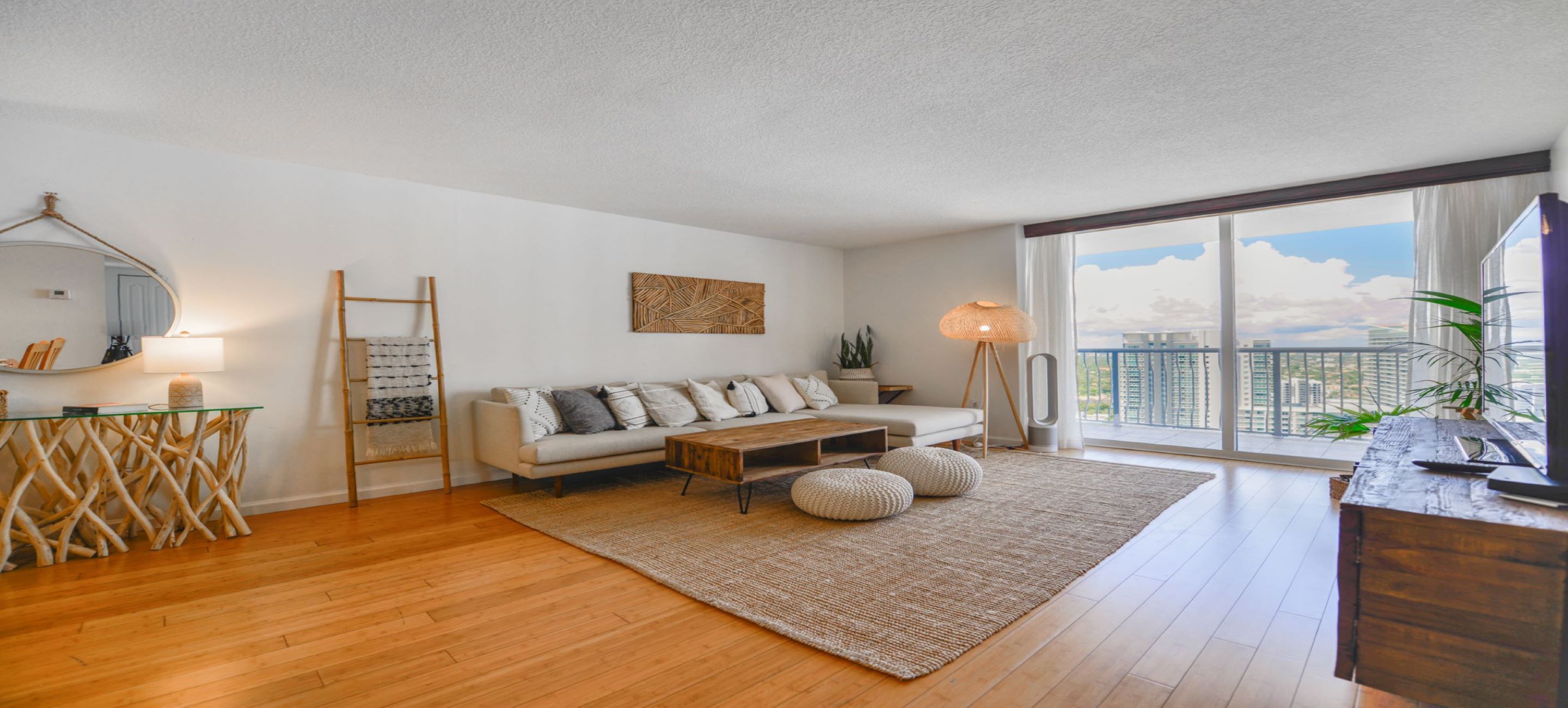 Apartment | Living room | Flat-screen TV