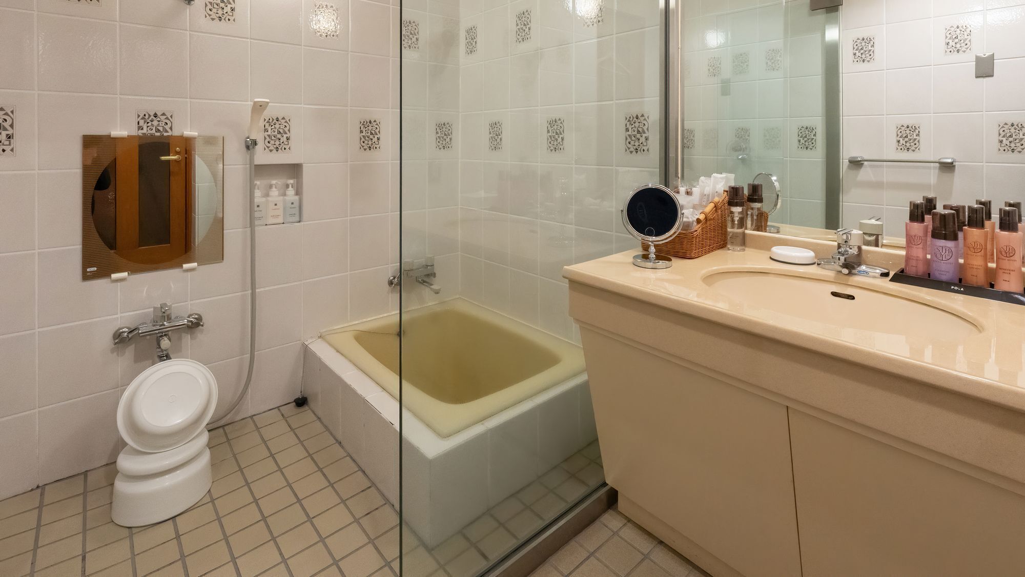 Baignoire et douche séparées, articles de toilette gratuits