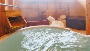 A hot tub in a wooden cabin with a wooden bench and a small wooden structure. - Mukaitaki Ryokan (Fukushima)