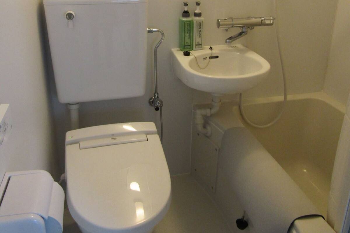 Un baño con inodoro, lavamanos y bañera.
