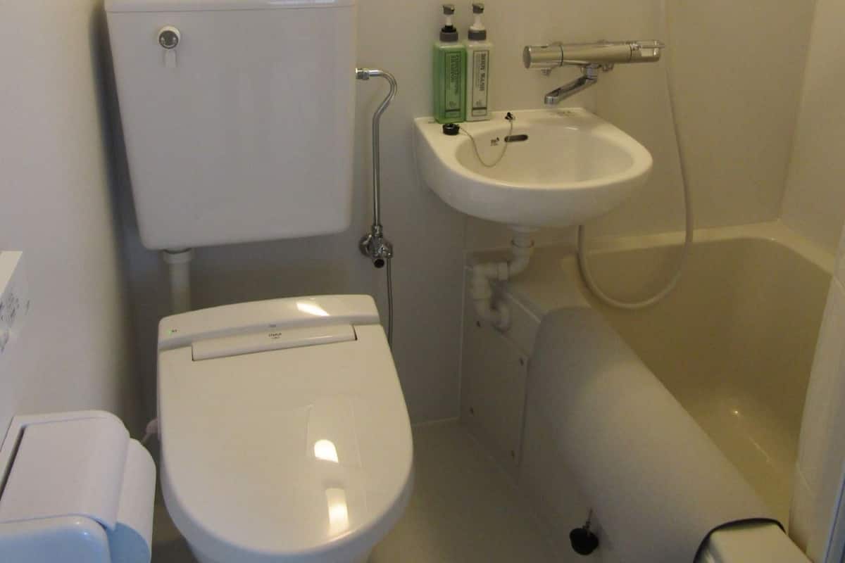 Un baño con inodoro, lavamanos y bañera.
