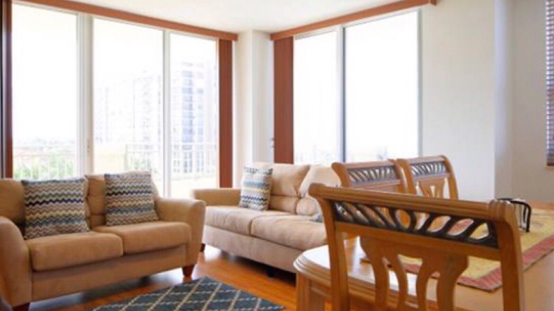 TV, DVD-spiller, bøker og stereoanlegg