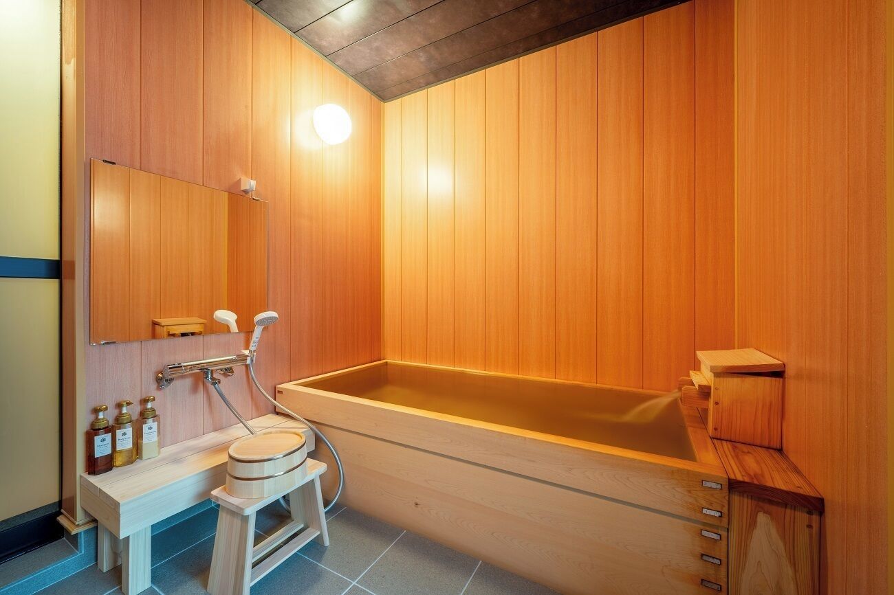 Suite | Badezimmer | Kostenlose Toilettenartikel, Haartrockner, Hausschuhe
