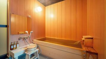 Suite | Badezimmer | Kostenlose Toilettenartikel, Haartrockner, Hausschuhe
