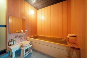 Suite | Bilik Mandi | Kelengkapan dandanan diri percuma, pengering rambut, selipar 