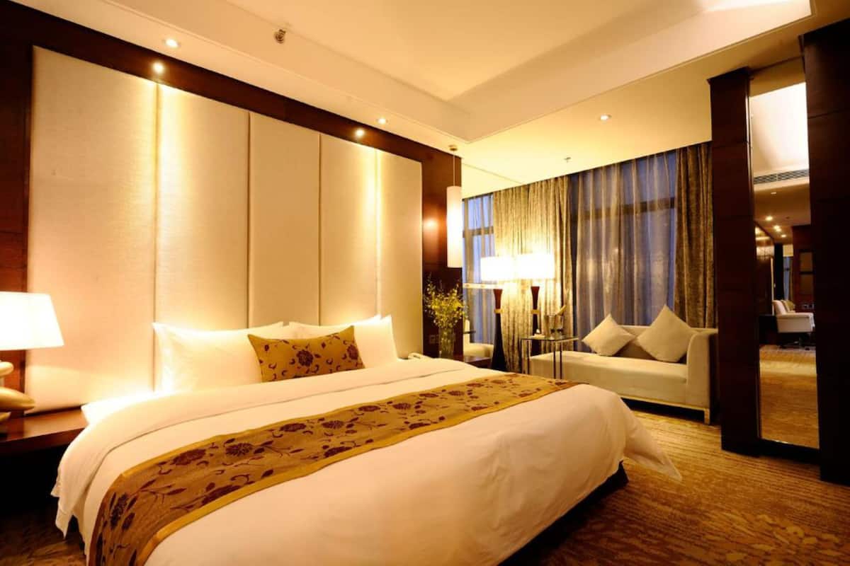 minibar, in-room safe, desk, laptop workspace