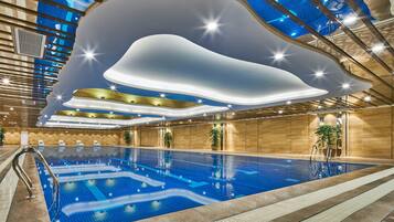 Kolam renang indoor dan kolam renang outdoor