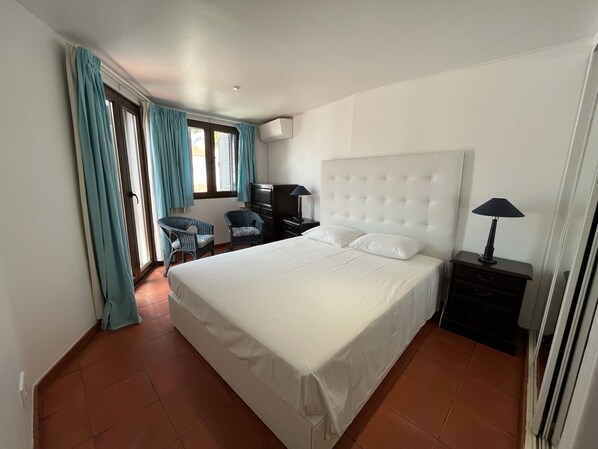 5 bedrooms, desk, iron/ironing board, free WiFi