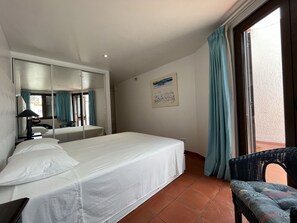 5 bedrooms, desk, iron/ironing board, free WiFi