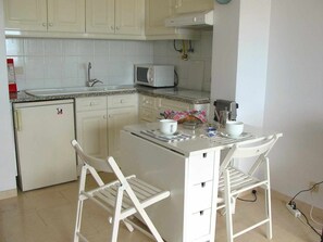 Cookware/dishes/utensils