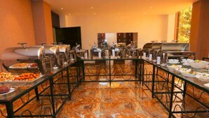 Un buffet avec plusieurs points de service et un sol en marbre.