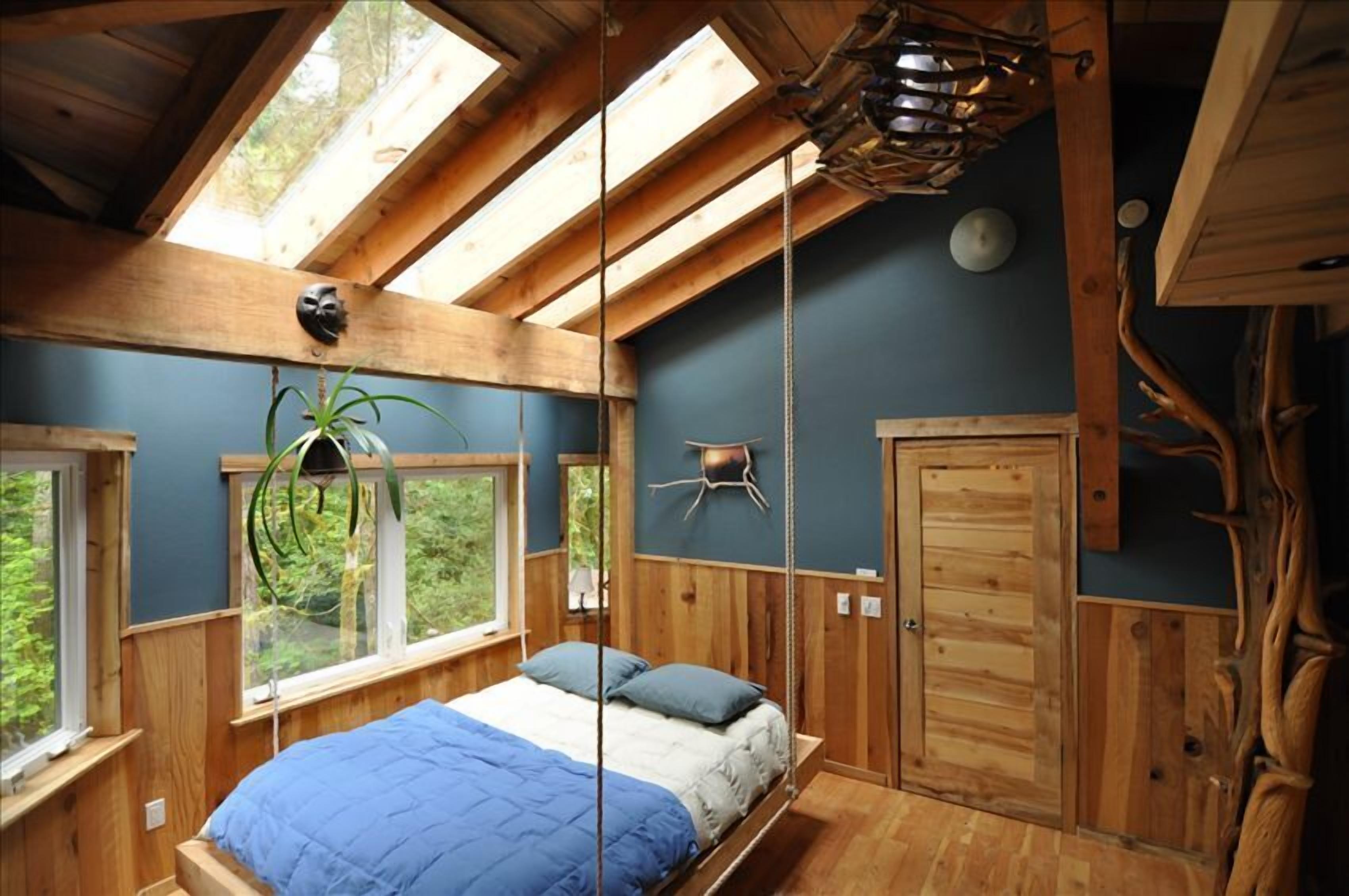 2 soverom, skrivebord, strykejern/-brett og reiseseng for barn