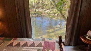 1 habitación, escritorio y ropa de cama