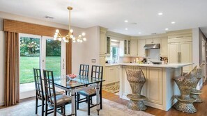 Ovn, kokeplater og kjøkkenutstyr