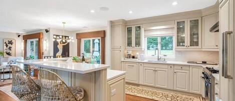 Forn, placa de cuina i utensilis de cuina, vaixella i coberteria