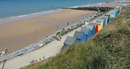 This delightful cottage located on Beeston Common, within walking distance of the town and beach
