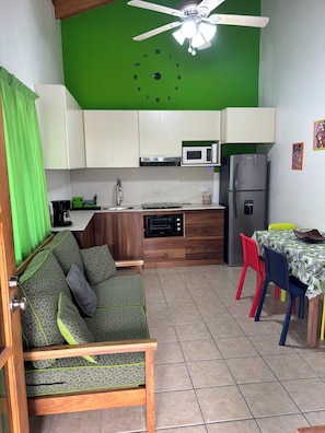 Refrigerador, microondas, horno, placa de cocina
