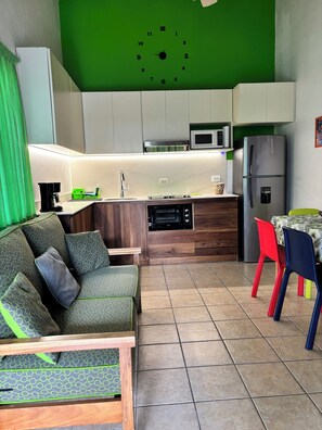 Réfrigérateur, micro-ondes, four, plaque de cuisson