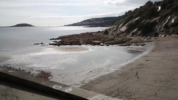 Sulla spiaggia, lettini da mare