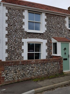 Exterior - Westbrook, Regis Place - A delightfully modernised period, former fisherman’s semi-detached cottage (Sheringham)