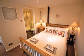 3 bedrooms, iron/ironing board, free WiFi, bed sheets - Anchor Cottage - enjoy plenty of space in this fabulous open planned, reversed level house. (Sheringham)