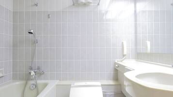 Superior Twin Room | Bathroom | Combined shower/tub, free toiletries