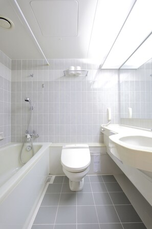 Superior-Zweibettzimmer | Badezimmer | Duschwanne, kostenlose Toilettenartikel