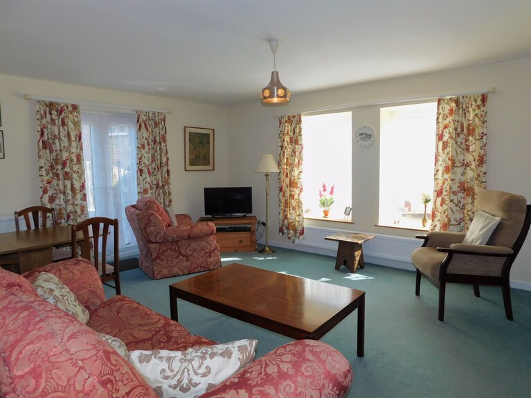 1 Driftway Court - A Well-appointed Ground Floor Apartment, Featuring Open Plan Living/dining Room. - Sheringham