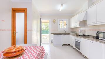 Jääkaappi, mikroaaltouuni, uuni, liesi