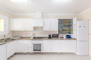 Geladeira, micro-ondas, fogão, cooktop