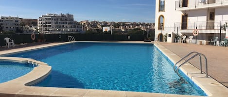 Una piscina al aire libre