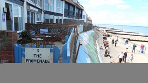 Un paseo marítimo con un letrero que dice "3 THE PROMENADE".