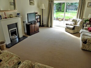 DVD player - 14 Links Way - Only a stone’s throw away from the first tee at the Links Hotel Golf Course. (Cromer)