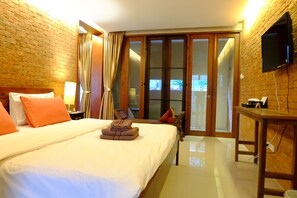 In-room safe, blackout curtains, rollaway beds, free WiFi - The White Elephant Home (Chiang Mai)