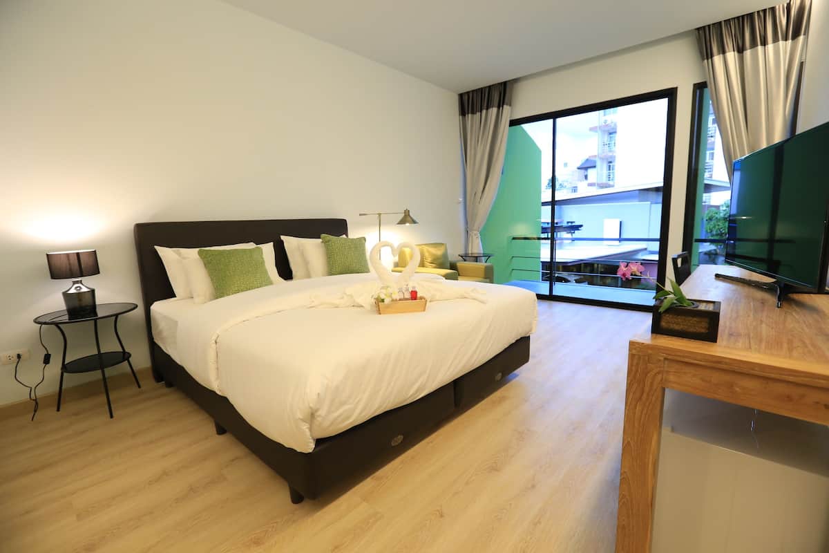 Deluxe Room, 1 King Bed, Tower | 1 bedroom, in-room safe, blackout drapes, rollaway beds