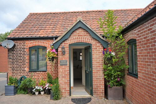The Old Bake House - beautifully presented, ground-floor property just yards from the shops & cafes