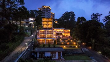 住宿正面 - 傍晚/夜晚