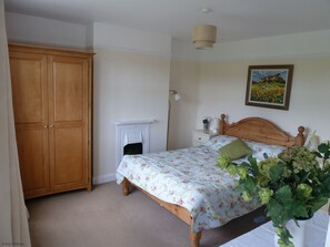 2 bedrooms, iron/ironing board, travel cot, free WiFi