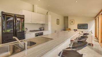 Deluxe House, 3 Bedrooms | Dapur peribadi | Peti sejuk/penyejuk beku saiz penuh, ketuhar gelombang mikro, ketuhar