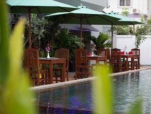 Petit déjeuner buffet (5 USD par personne)