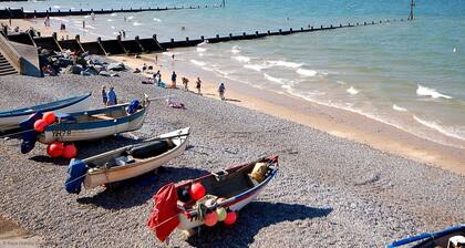 Cockleshell Mökki - loistava, perinteinen villi mökki kadehdittava paikka telakat merestä.