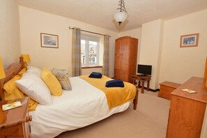 2 bedrooms, free WiFi, bed sheets - Cockleshell Cottage  - superb, traditional flint cottage in an enviable position yards from the sea. (Sheringham)